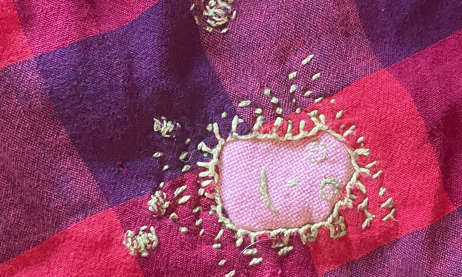 Giv dit tøj nyt liv – lær at reparere med broderi 