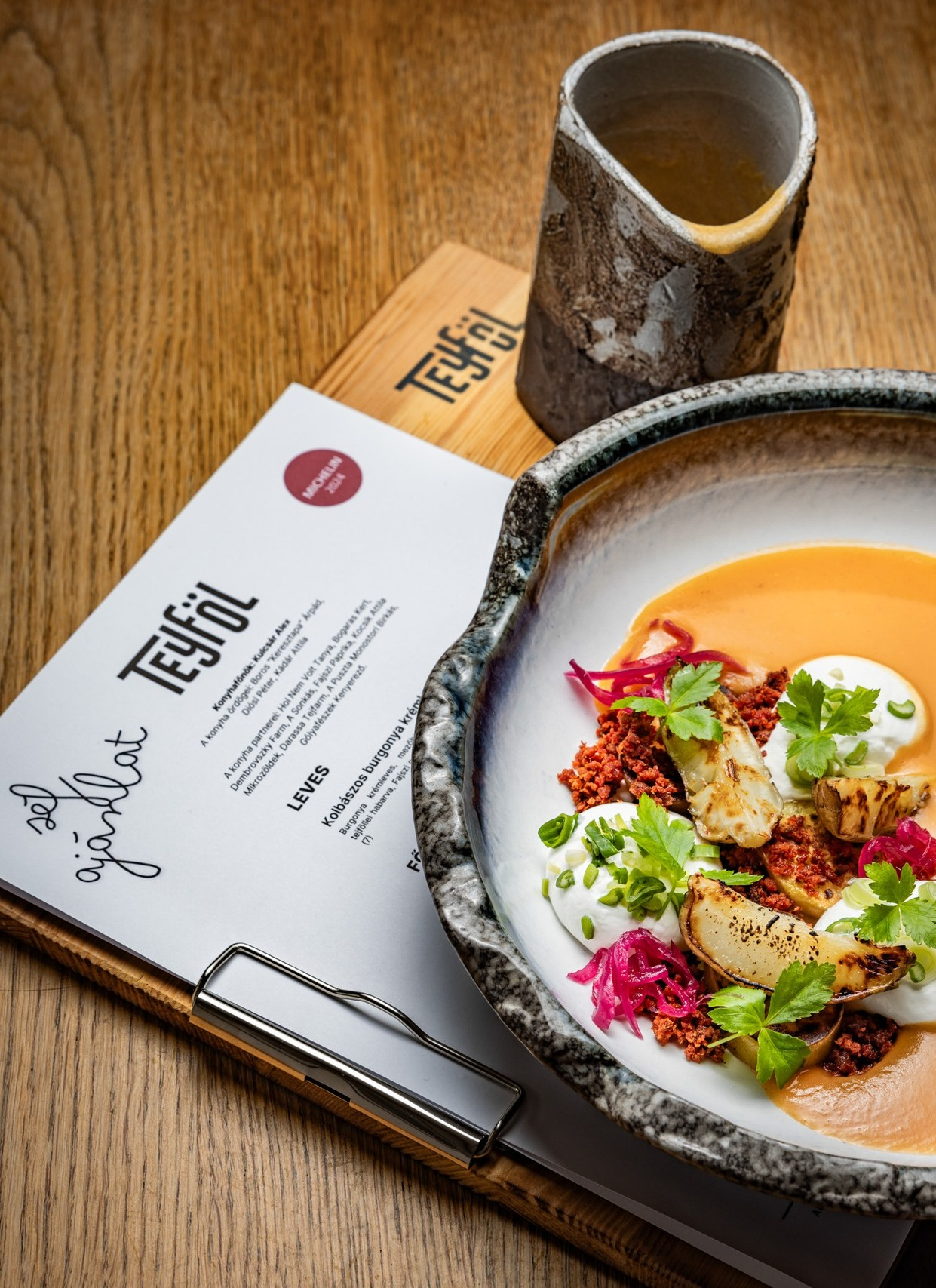 Teyföl borvacsora a Michelin ajánlott étterem signature ételeivel és biodinamikus magyar borokkal