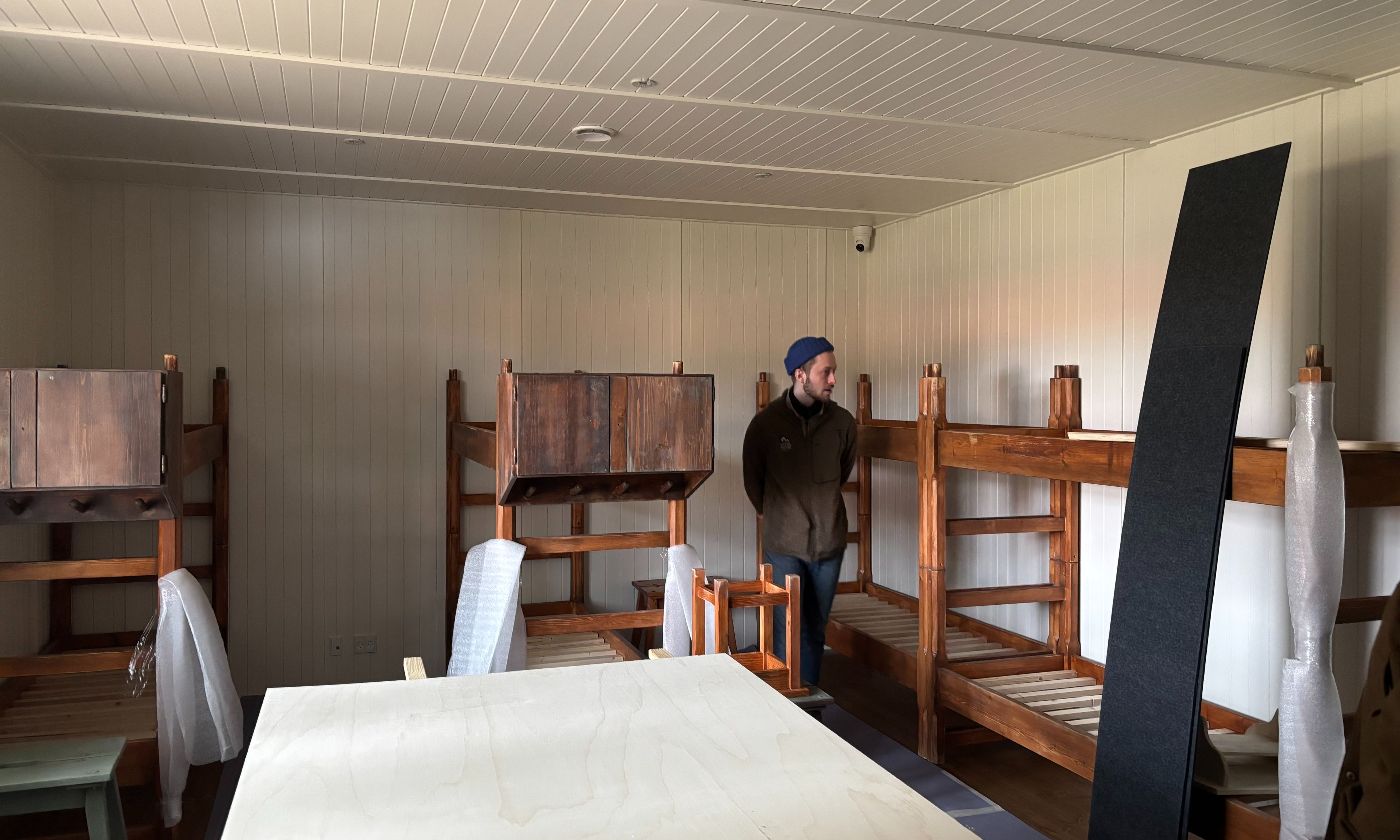 Eksklusiv rundvisning i barakkens udstillinger: Hør historierne om mennesker og dagligliv i flygtningelejren