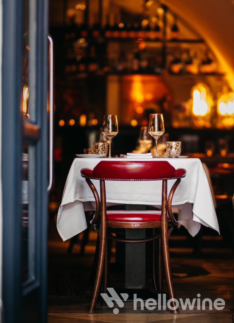 Pierrot borvacsora egy lezseren elegáns, kifinomult magyar étteremben a Budai Vár falai között