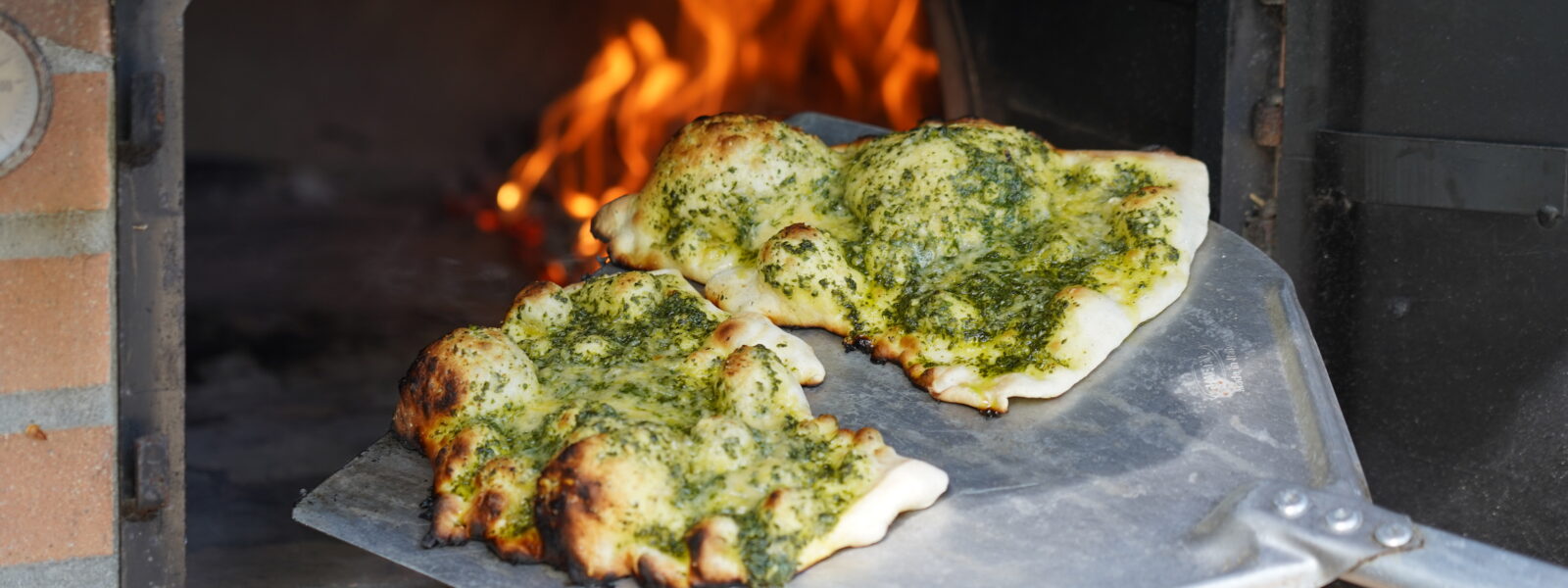 Vild pizza i brændefyret stenovn – med naturens ingredienser